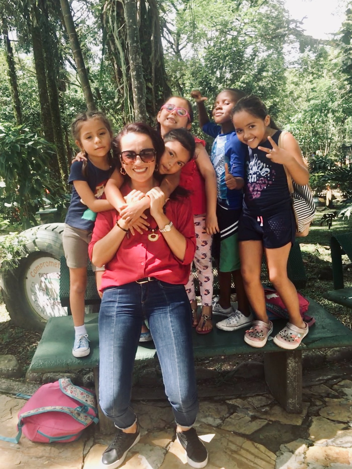 Yolima con niñas en Colombia