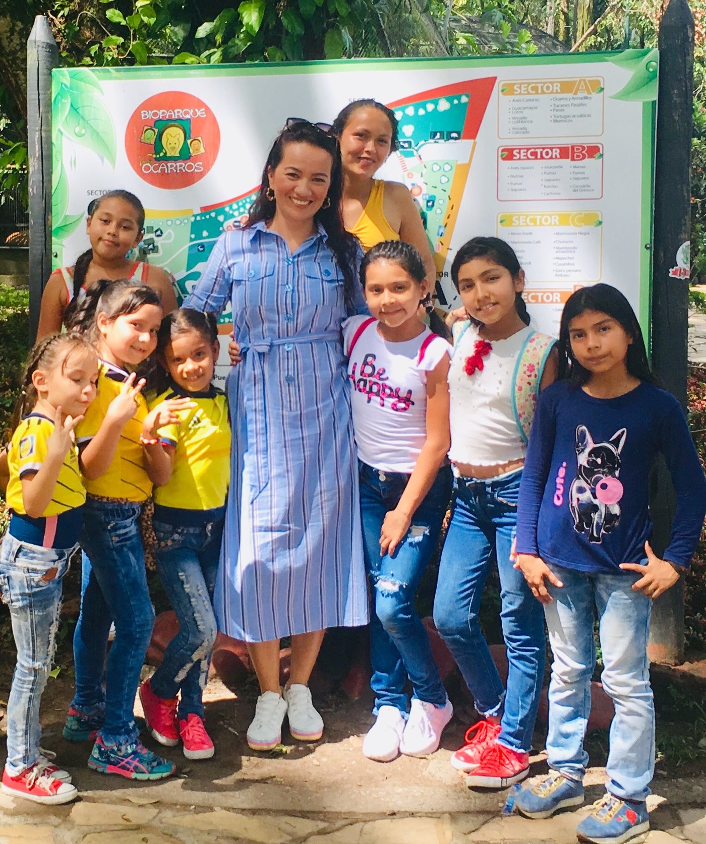 Yolima con niñas Bioparque Los Ocarros