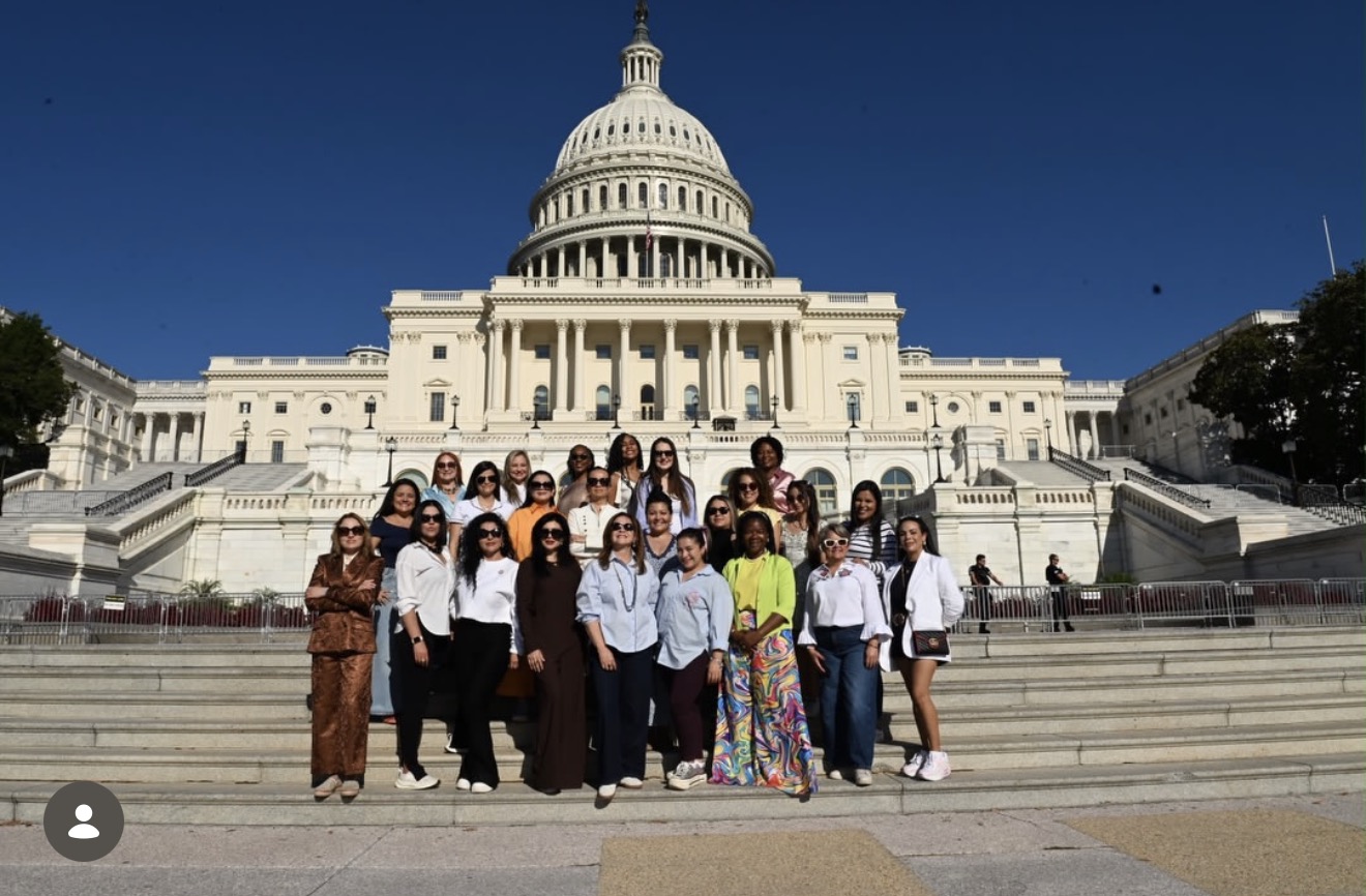 Yolima Carrero con mujeres líderes en el Capitolio de Estados Unidos