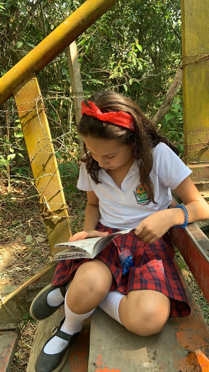 Niña leyendo Colombia